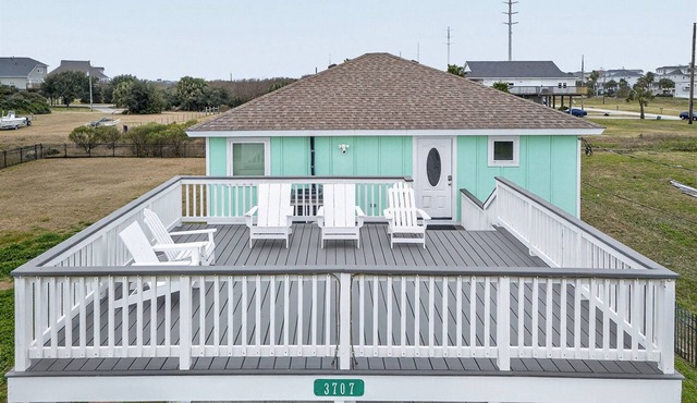 Cozy Cottage w/Gorgeous Views - Near the beach!