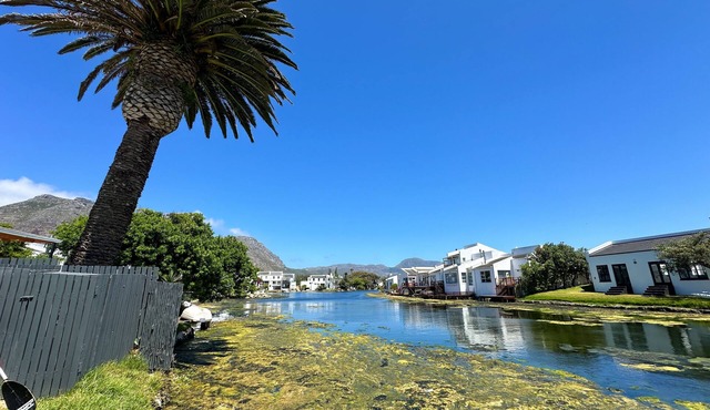 Cozy cottage with 1 bedroom and WiFi, AC in beautiful Cape Town