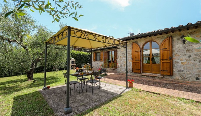 Cozy cottage with private pool and garden for al fresco dining