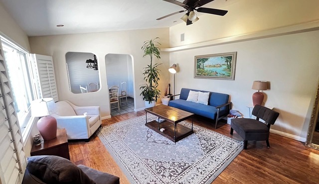 Cozy Family Hideaway, sleeps 8, yard, hikes, shops, 30 mins to beach