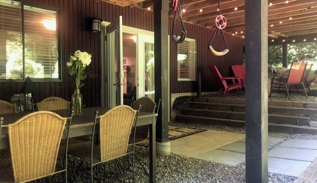 Cozy garden level suite near Stearman beach, the North Shore mountains and more!