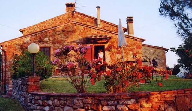 COZY HILLTOP APARTMENT WITH PRIVATE GARDEN BETWEEN SIENA AND VOLTERRA