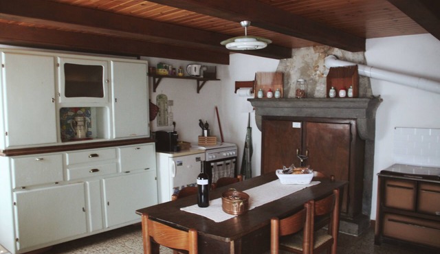 Cozy home for groups of friends or family with pets allowed!
