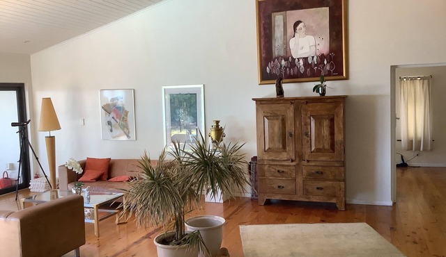 Cozy house with upscale furnishings and great views of the mountains and sea