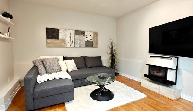 Cozy in home Suite in Upper Lonsdale, footsteps away from it all