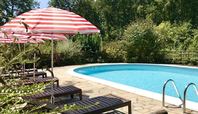 Cozy little retreat in wonderful location, with pool