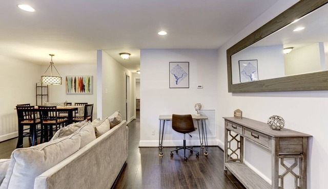 Cozy Modern Capitol Hill apartment, 2 blocks to Metro, Walk to Attractions