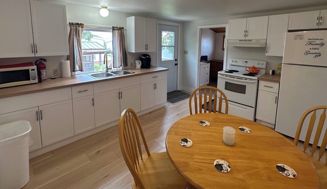 Cozy, pet-friendly cottage sleeps up to 5 guests