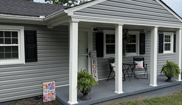 Cozy Pet-friendly Home with Fully Fenced Yard and Quiet Location Sleeps 6