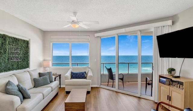 Cozy Pet Friendly Beachfront Retreat On Top Floor