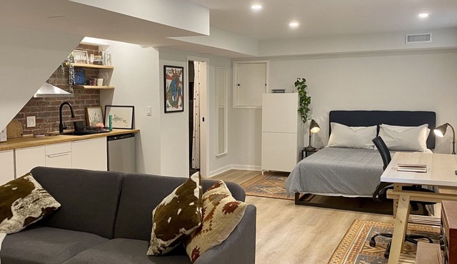 Cozy, private renovated apartment near Metro