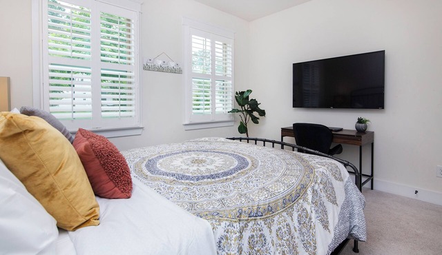 Cozy quiet spacious. Close to airport