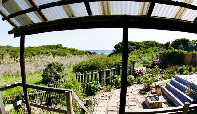 Cozy Retreat: 1-Bedroom with stunning sea view down serene green belt."