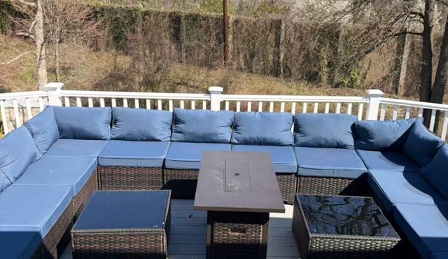 Cozy Retreat with Balcony Views & Great location