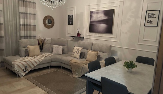 Cozy Room with luxurious living room/staff available 24/7