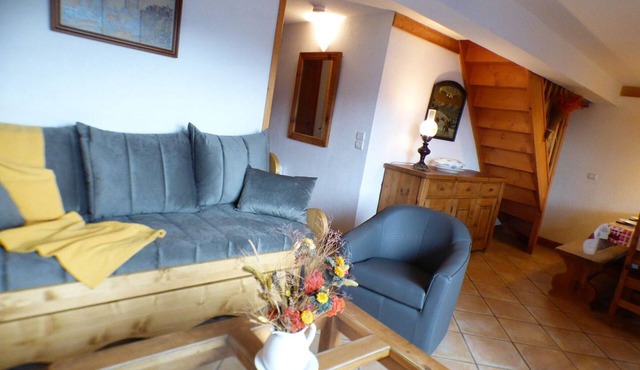 Cozy Ski-in/Ski-out 3BR Mezzanine Apt with Balcony, Sleeps 10