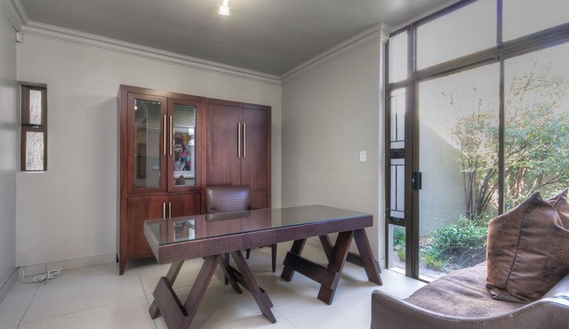Cozy stay in the heart of Sandton, with a housecleaner at your disposal