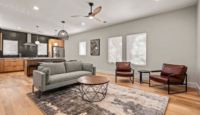 COZY townhouse in the best quiet neighborhood w/ only 5 Min to Uptown Charlotte!