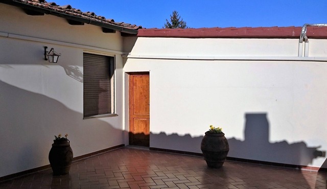 Cute and bright apartment in a private courtyard and quiet