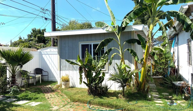 Cute little guest room/separate cottage close to Beach!