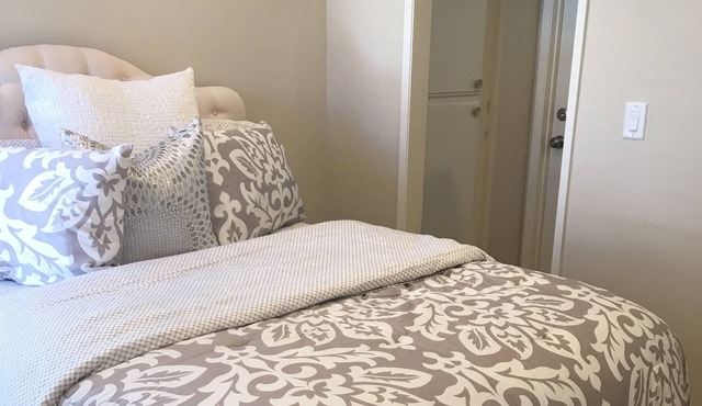 CUTEST AND CLEANEST ROOM IN OAK PARK! 20 MINUTES TO MALIBU, MINUTES TO AMGEN!