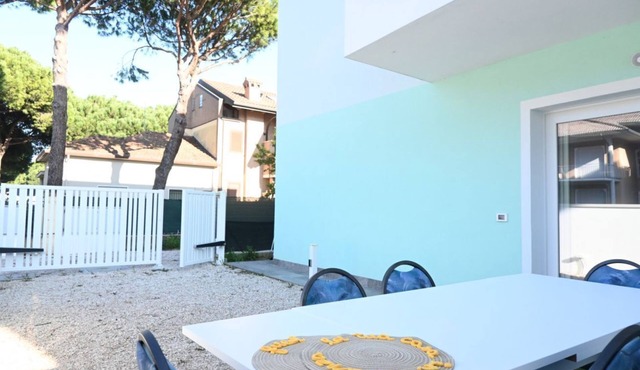 CV003 - Cervia, wide apartment with courtyard and parking space