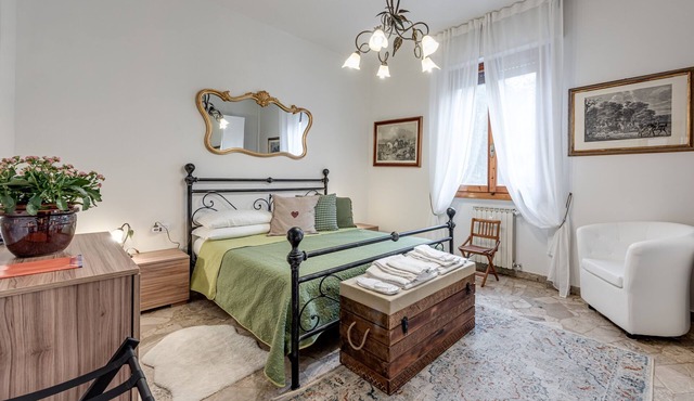 Da Luigi Pio Florence – Comfortable Apartment with Garden View and Private Parking