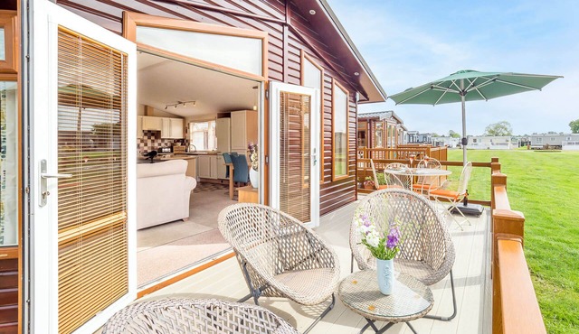 Daisy Lodge - peaceful, riverside, pet friendly lodge in Shakespeare's Stratford