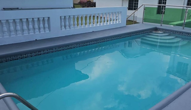 Dalkeith Cottages-Peacocks and Saltwater Pool