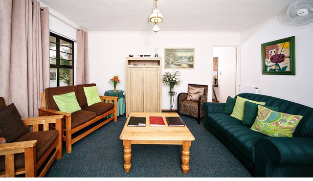 DeKeurboom Guesthouses. (Blue Cottage)