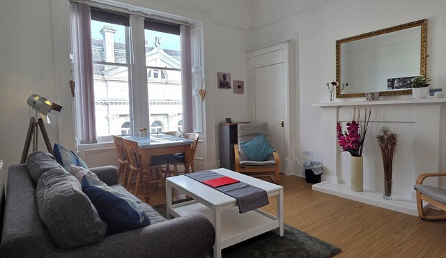 Delightful Old Town Apartment 5 minutes walk from Royal Mile & Edinburgh Castle