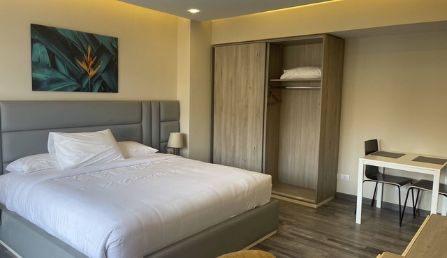 Deluxe Studio King - 5 min away from the Airport