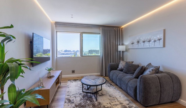 Designer Sea Point Apartment | Pool + Wifi