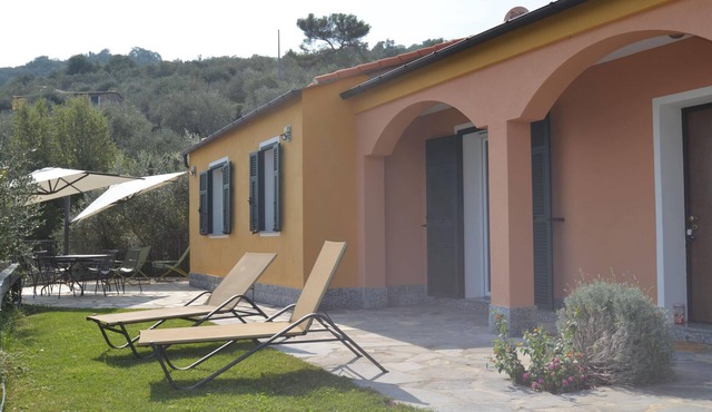 Detached vacation home with pool and garden in panoramic position