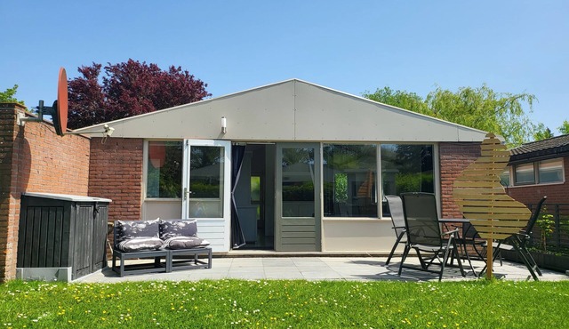 Detached vacation home with a beautiful garden on the North Holland Canal.