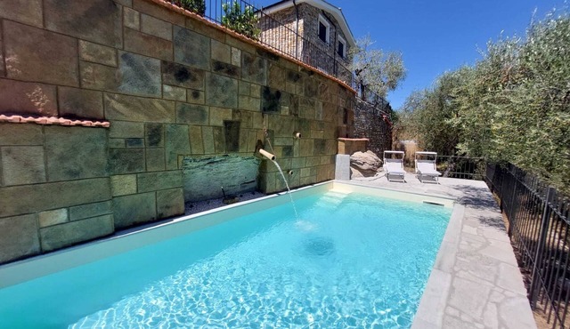 Detached vacation villa with sunny garden, panoramic pool and Jacuzzi