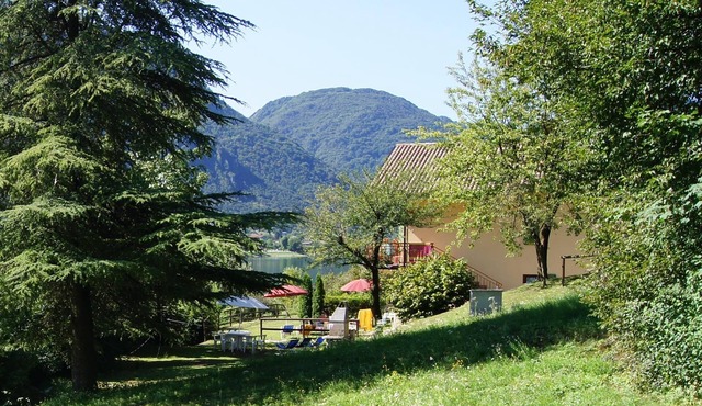 Directly on the lake on the second floor and with a garden on the first floor