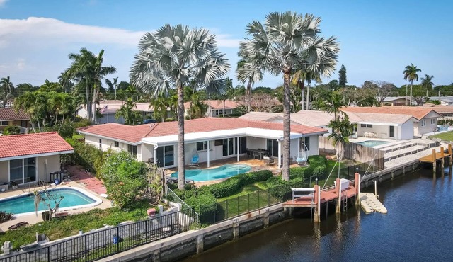 Dockside Daydreams, Cozy, Canal Front with Pool