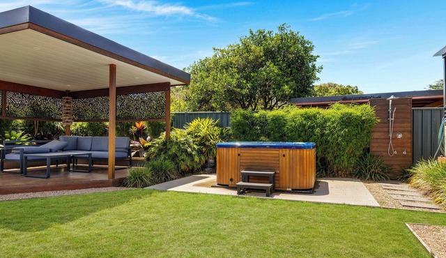 Dog Friendly, Spa and Beaches- Surfside Family Home