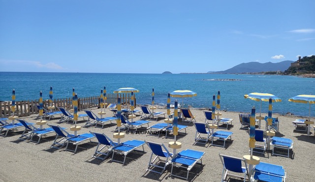 Double room private bathroom and patio, breakfast incl. 80 meters from the sea