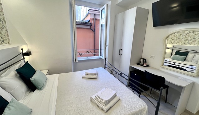 Double Room inside the Rent on the Arch