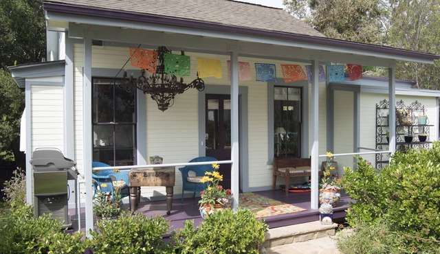 Downtown Retreat - Fabulous 'outBACK' Cottage