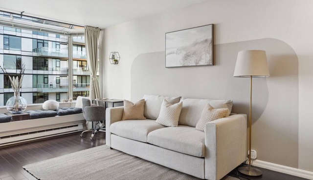 DT Penthouse| Free Parking| Balcony| 9min to Beach