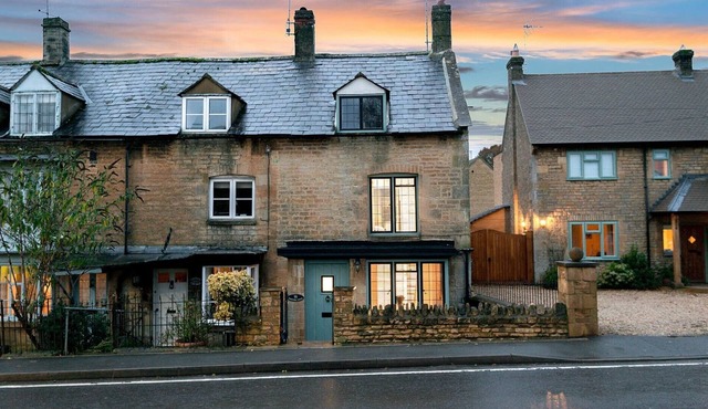 EASTNOR, pet friendly, character holiday cottage in Moreton-In-Marsh