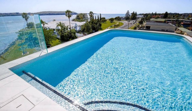 Elegant 2-Bed Apartment with Stunning Views