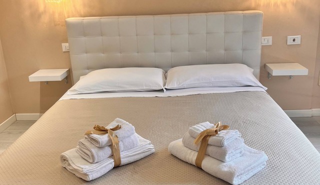 Elegant and cozy, very close to all services. ANIMALS ALLOWED