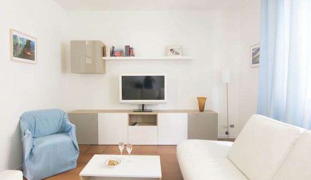 Elegant and spacious apartment with private garden and garage near the sea.