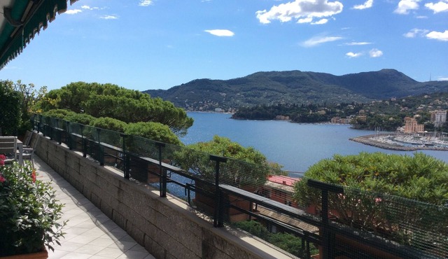 Elegant apartment with breathtaking view of the Gulf of Tigullio