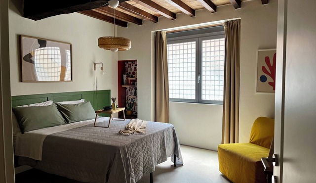 Elegant Central Flat w/Private Patio, Full Kitchen, FastWiFi, Easy Milan Access