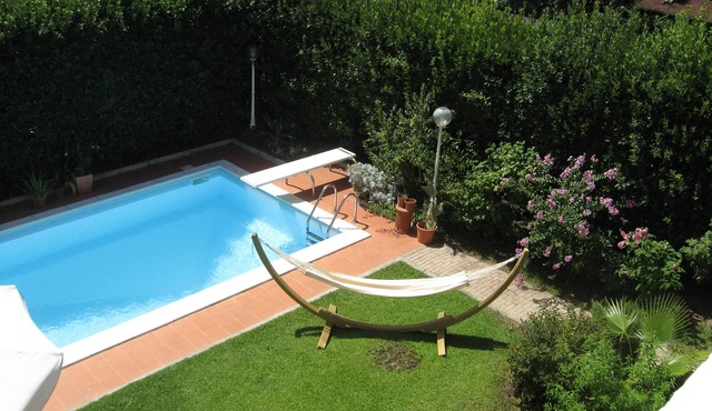 Elegant city apt., private swimming pool, parking,bikes, wifi, terrace